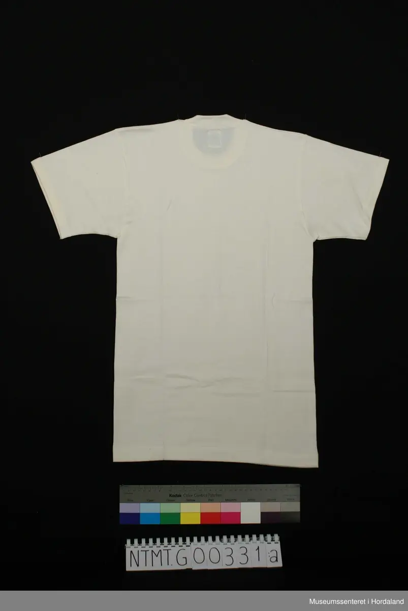 Rund hals med brotavslutning, korte ermer.