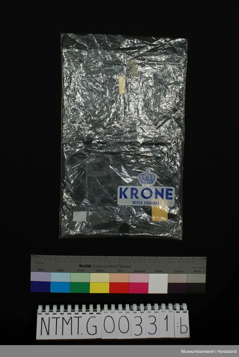 Rund hals med brotavslutning, korte ermer.