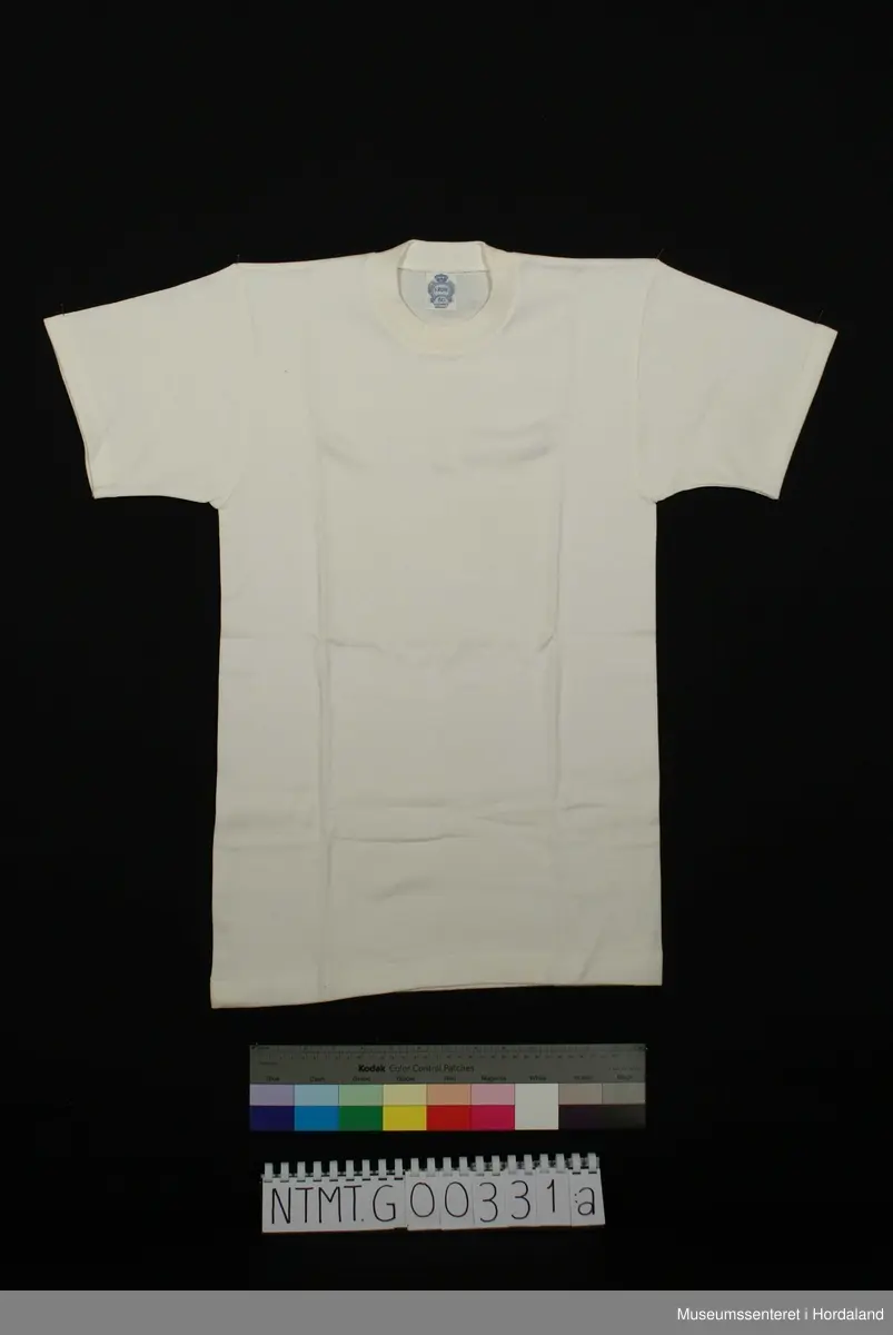 Rund hals med brotavslutning, korte ermer.