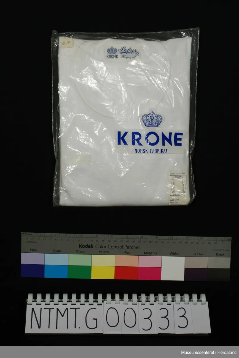 Lange ermer med brotavslutning, rund hals, skulderstykker, kile under ermer.