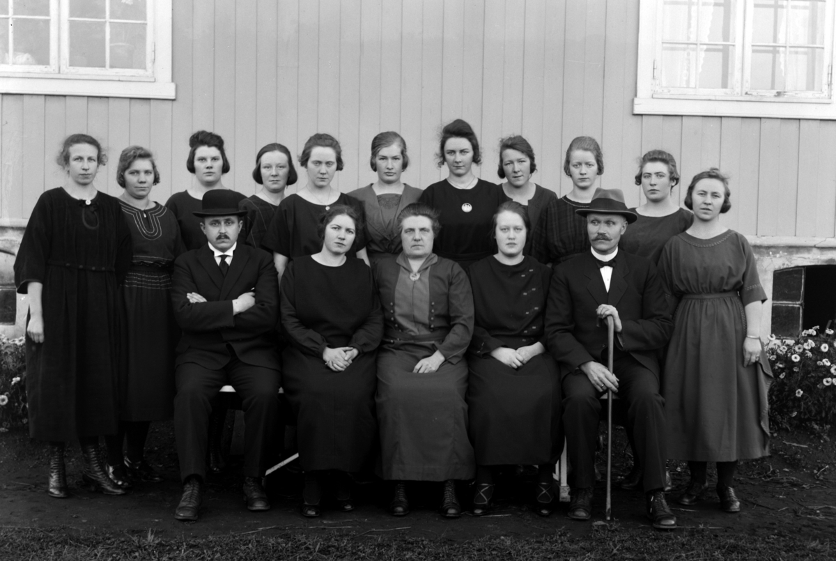 Engebret Amundsen Børdahl født 9. februar 1876 i Nes I Hallingdal, død 9. august 1954.
Gift 28.12.1905 med Antonie Nilsen født 1877 fra Øiestad. De fikk 3 barn: Bjarnhild i 1907, Solveig i 1910 og Amund i 1916.
Fotografering var hans store hobby og han tok utallige bilder ikke bare fra Stange, men også andre steder i Romedal og Vallset.