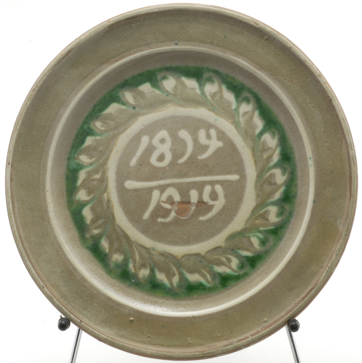 Risset og malt dekor i organiske former og symbol i en sirkel i midten