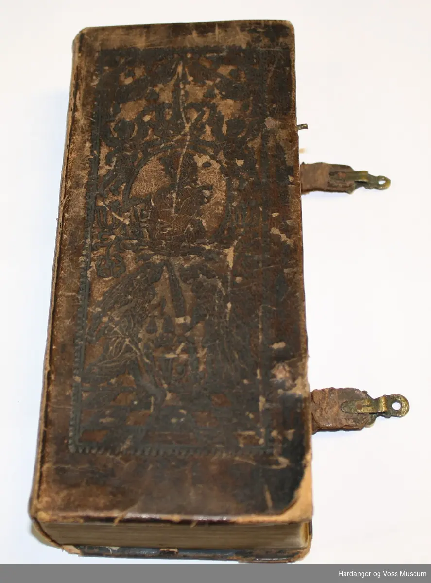 Portrett av Chr. 7, tavlegolv og våpenbærarar i blindtrykk på perm