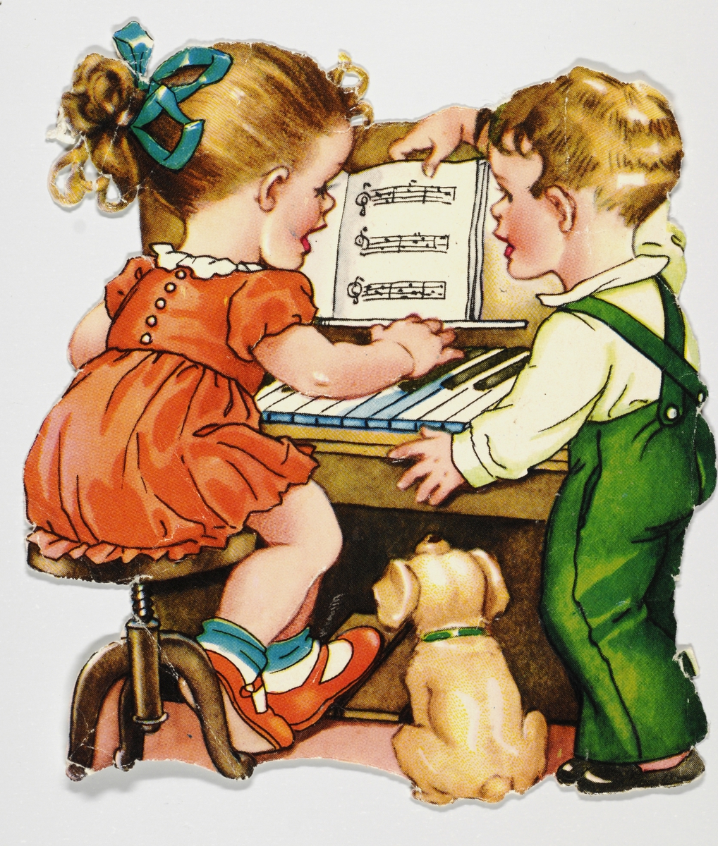Jente og gutt ved et trøorgel. Jenten spiller og gutten blar om notesidene. En hund sitter på gulvet