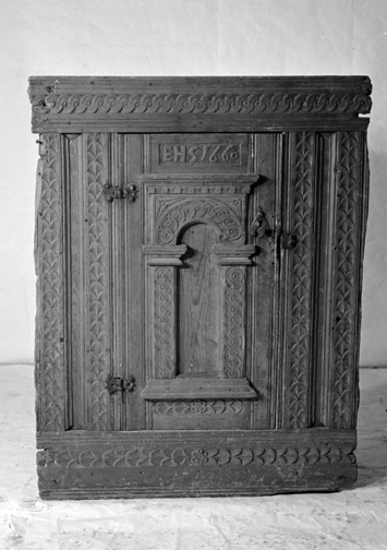 Form: utskåret portal og ornamneter. 
