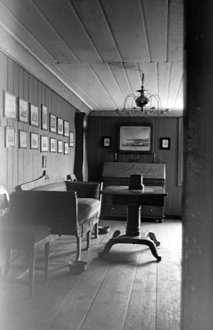 BOLSTADBYGNINGEN. HDH. 12. INTR. 2 ETG. Sofa, bord, stol. Møbler. 