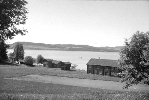 PARTI VED DOMKIRKEODDEN M/ LØTENBYGNINGEN I MIDTEN HDH. 18, HH, HEDMARKSMUSEET. 