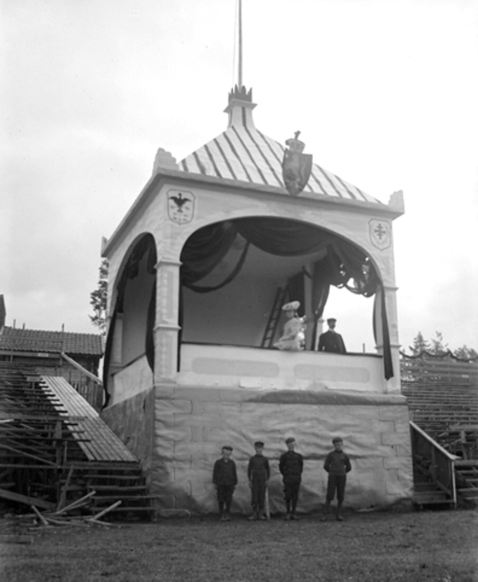 Hamar, Utstillingsplassen, Det nasjonale turnstevnet på Hamar i 1907, ærestribune, tegnet av ingeniør/arkitekt Axel Daniel Halvorsen (1847-1917), kongemonogram, kong Haakon var gjest under turnstevnet,