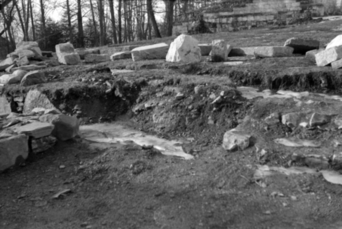 Hamar, Storhamar gård, Storhamarlåven, Hamarkaupangen, Arkeologiske undersøkelser i Hamar bispegård 1949, HKR. 214, kirkegårdsmur i biskopstredet,