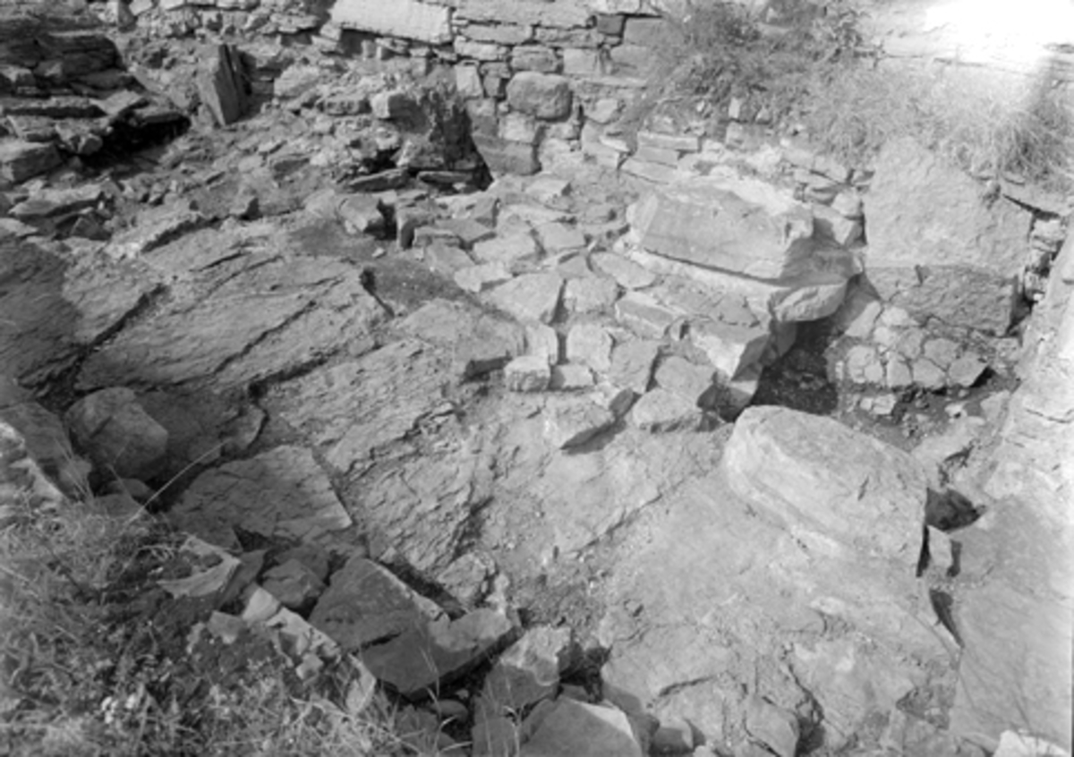 Arkeologiske undersøkelser i Hamar bispegård, Domkirkeodden, Hamar, 1957.  Bygningsrester nord for tårnruinen, Kn. HKR. 300,