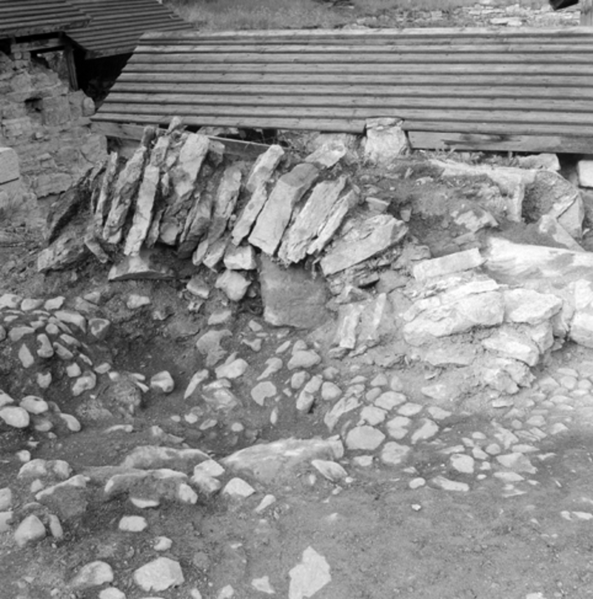 Arkeologiske undersøkelser i Hamar bispegård, Domkirkeodden, Hamar 1958. Nedraste murmasser vest for tårnruinen K. HKR. 300,