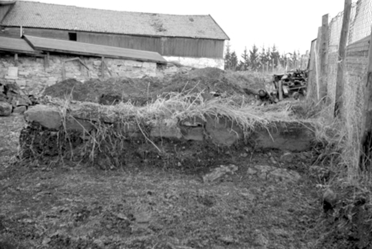 Hamar, Storhamar gård, Storhamarlåven, Arkeologiske undersøkelser i Hamar bispegård, Domkirkeodden, Hamar 1958/59. Mur øst for Storhamarlåvens sydfløy. HKR. 300,