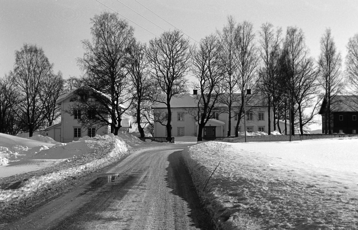 Flisaker gård, Veldre i Ringsaker. Foto Per Martin Tvengsberg 16. 03. 1969
. 