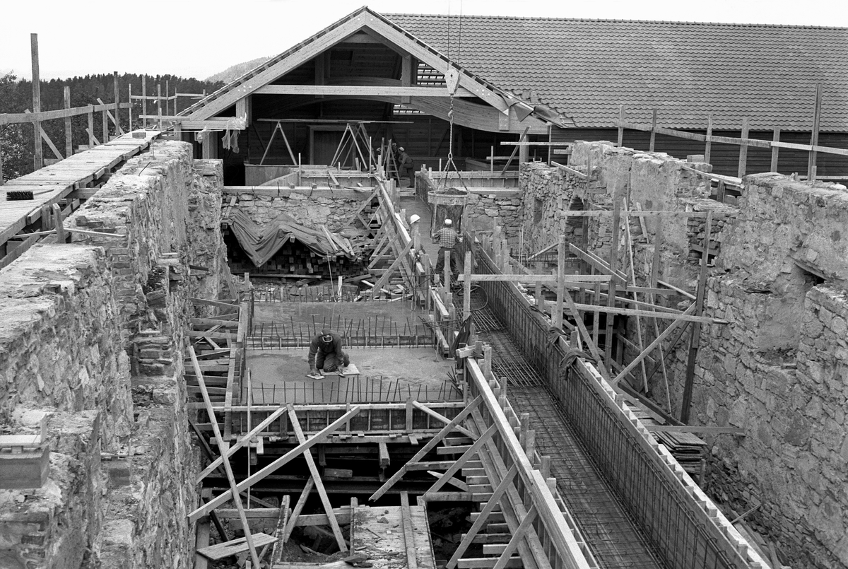 STORHAMARLÅVEN, ARBEID I C-FLØY, HDH. 03, P. M. T. Forskaling av rampen gjennom vestfløyen i 1970. Domkirkeodden, Hamar. Se boka "Storhamarlåven-en visuell oppdagelsesreise i Sverre Fehns arkitektur" utgitt av Hedmarksmuseet 2004. 