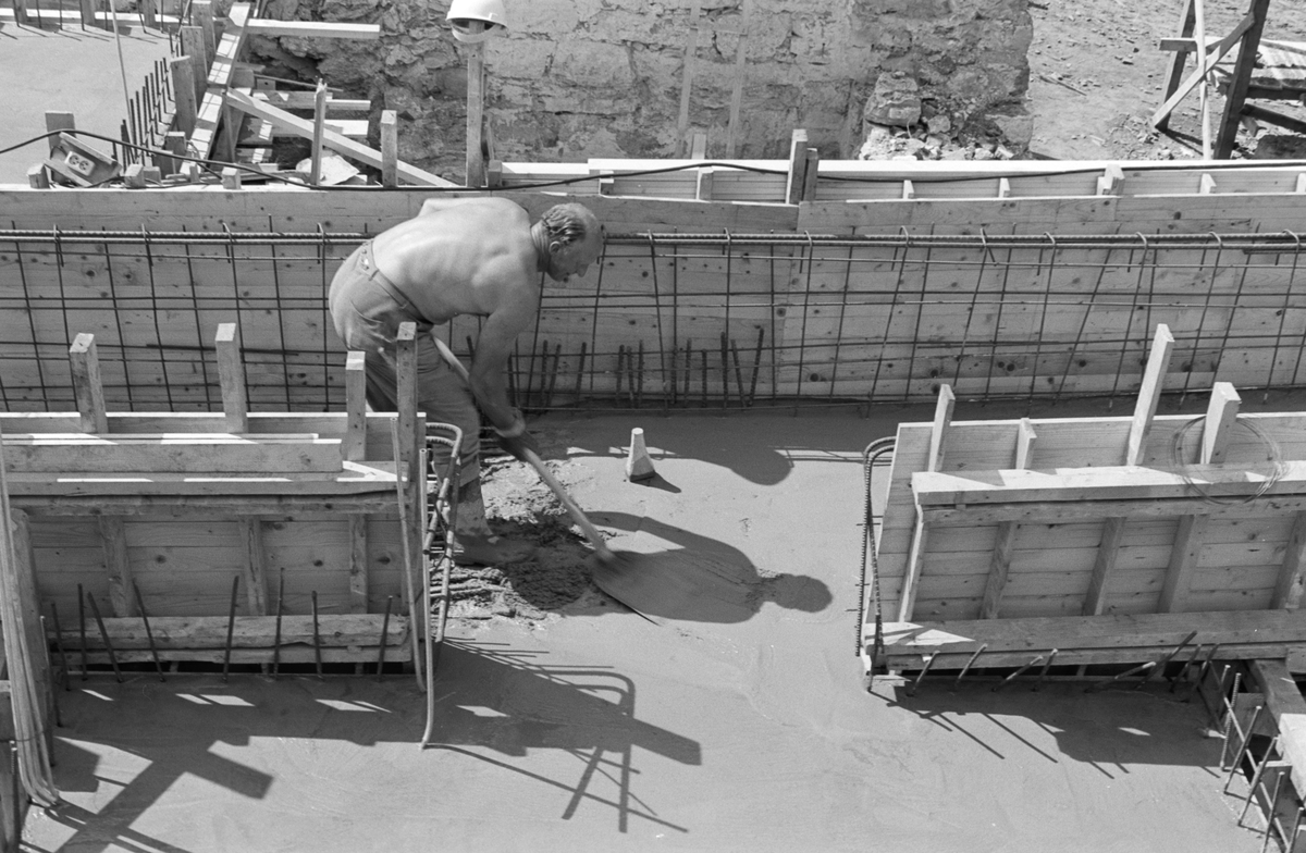 Storhamarlåven, ombygging til museumsbygg. Hedmarksmuseet,  EN ARBEIDER STØPER, HDH. 03, P. M. T.