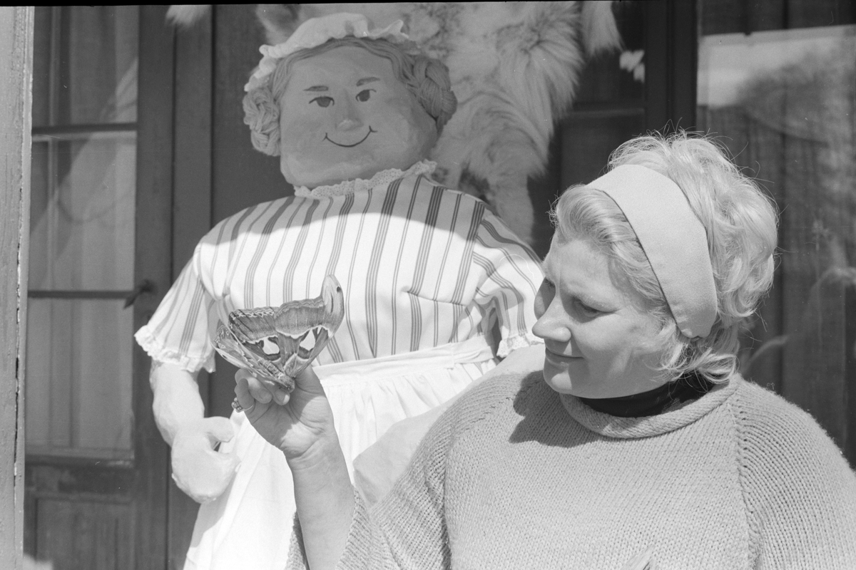 Valerie Simpson og Mathilda ved Jønsrudbygningen.
Mathilda, reklamedukke for Kokeboka "Velkommen til Bords" utgitt av Hedmarksmuseet.