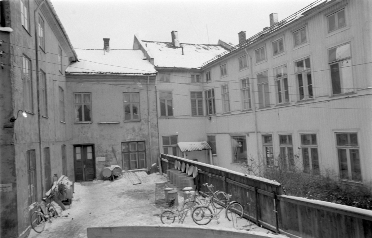 PARKGATA 2 i Hamar, EKSTERIØR, BAKGÅRD. Innerst er døra opp til tannlege Glorvigen. 