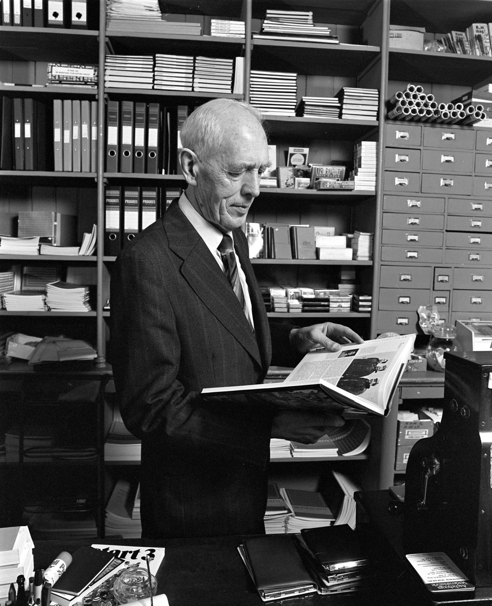 Emil Lies bokhandel i Strandgata 63, Hamar, butikk, interiør. Butikkinnredning. Bokhandler Alfred Wangen ser i bok.. Forretningen ble nedlagt i 1982.. 