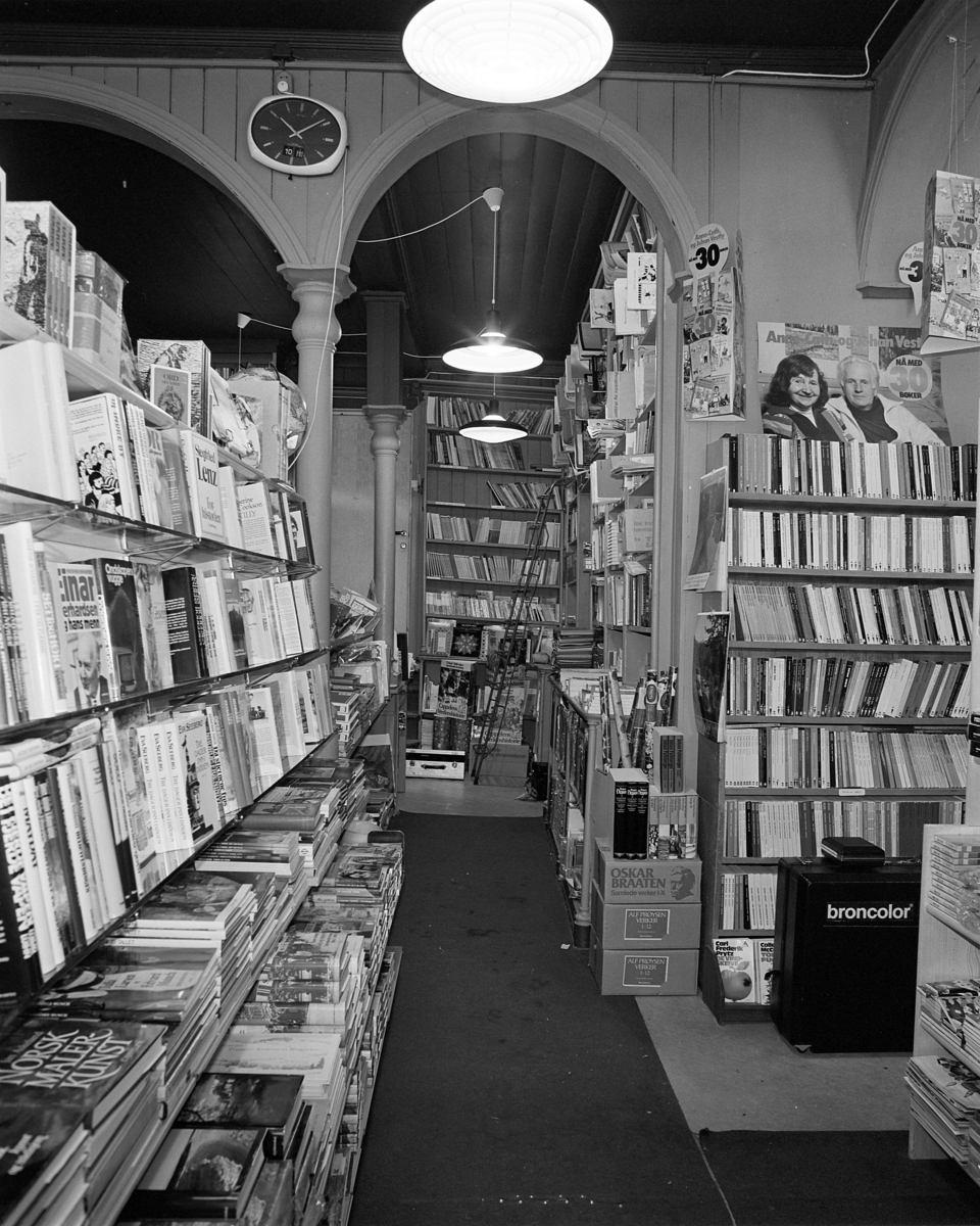 Emil Lies bokhandel i Strandgata 63, Hamar,  interiør. Forretningen ble nedlagt i 1982.. 