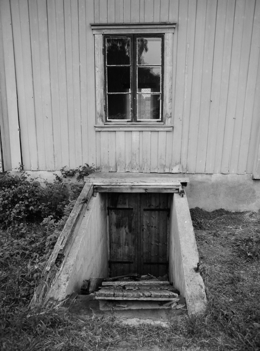 Lunden skole i Vang H. Eksteriør. Den eldste skolebygningen, trolig fra 1867. 
Kjellernedgang, utvendig
