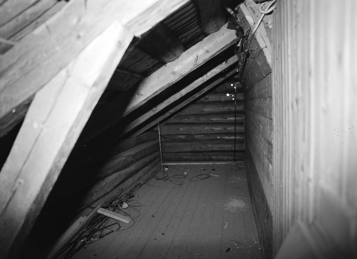 Lunden skole i Vang H. Interiør. Loft, kott.  Den eldste skolebygningen, trolig fra 1867