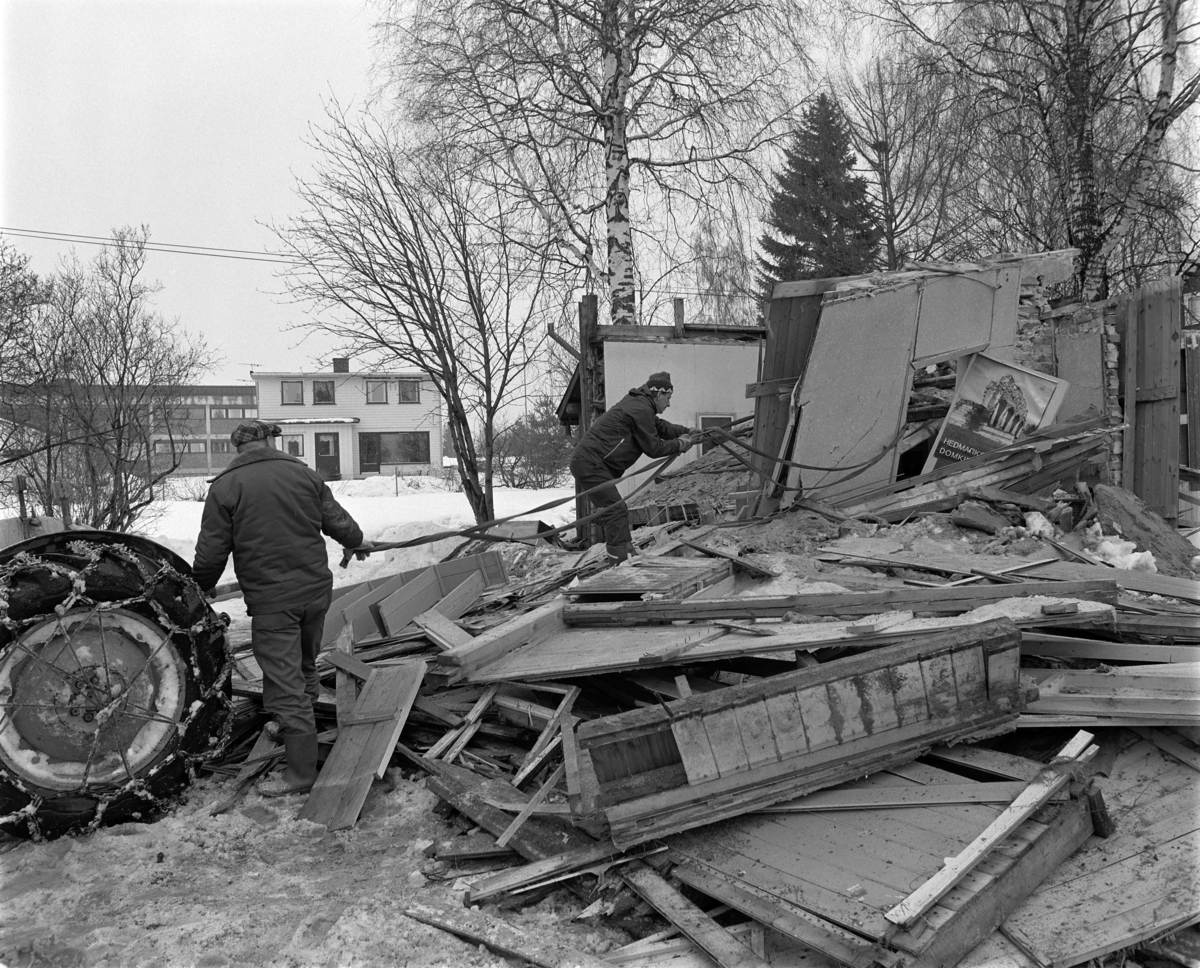 Torbjørn Furuli og Arne Johanessen river Jønsrudbygningen på Hedmarksmuseet.. hdh 88. 