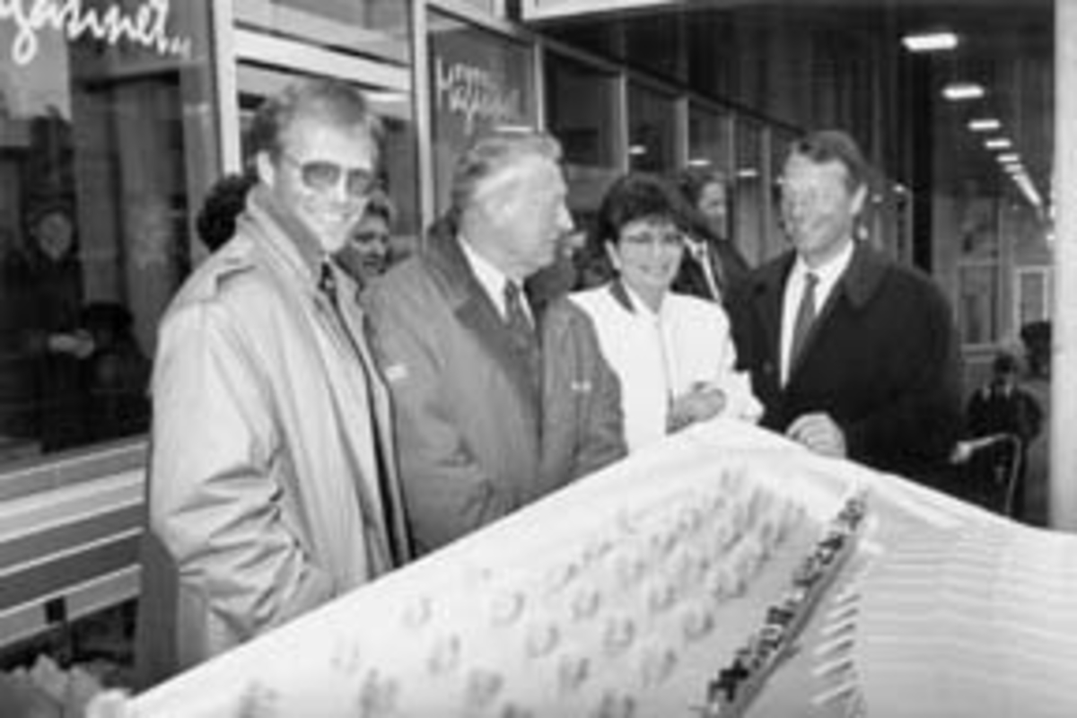 I 1991 ble vinneren av arkitektkonkurransen for Hamar Olympiske Anlegg, Vikingskipet gjort kjent. Det var et samarbeid mellom arkitektene Niels Torp A/S og Biong & Biong som vant. Fra venstre: Hans Erik Stadshaug, skøyteløper Hjalmar Andersen, varaordfører Liv Marit Tokle og Gerhard Heiberg.