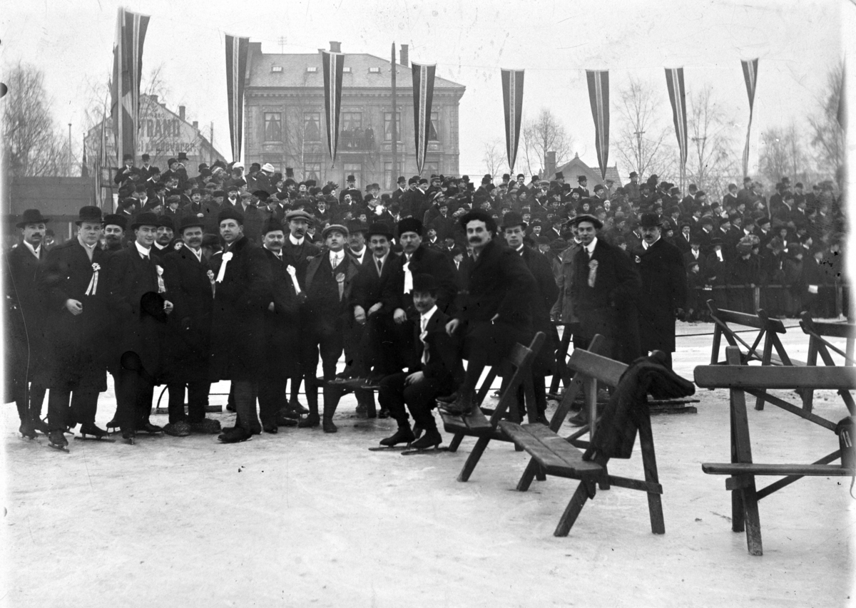 Oscar Wilhelm Mathisen (født 4. oktober 1888, død 10. april 1954) var en norsk skøyteløper som representerte Kristiania Skøiteklubb. 
Gruppe ukjente, Frogner stadion? Oslo 1911. 