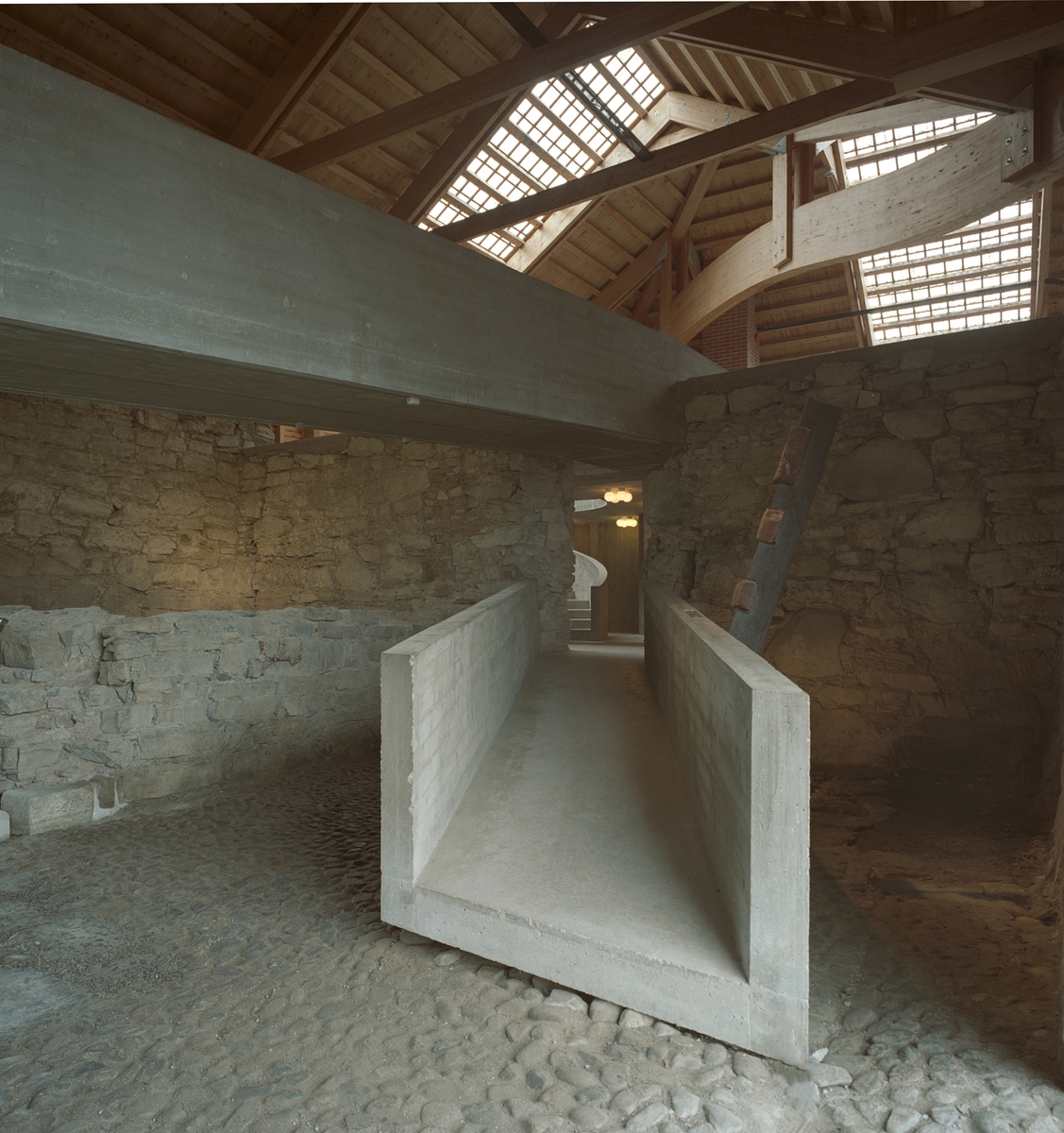 Storhamarlåven, Hamar. Interiør. Arkitekt Sverre Fehn. Hedmarksmuseet, Domkirkeodden, Hamar. Se boka Storhamarlåven-en visuell oppdagelsesreise i Sverre Fehns arkitektur" utgitt av Hedmarksmuseet 2004. 