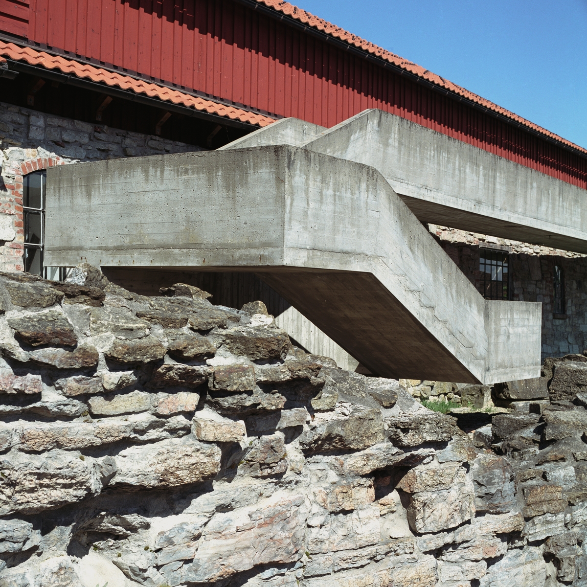 Storhamarlåven, Hedmarksmuseet, Domkirkeodden, Hamar. Eksteriør, ramper som gir utsikt over borggården. 
Se boka "Storhamarlåven  -en visuell oppdagelsesreise i Sverre Fehns arkitektur" utgitt av Hedmarksmuseet 2004. 