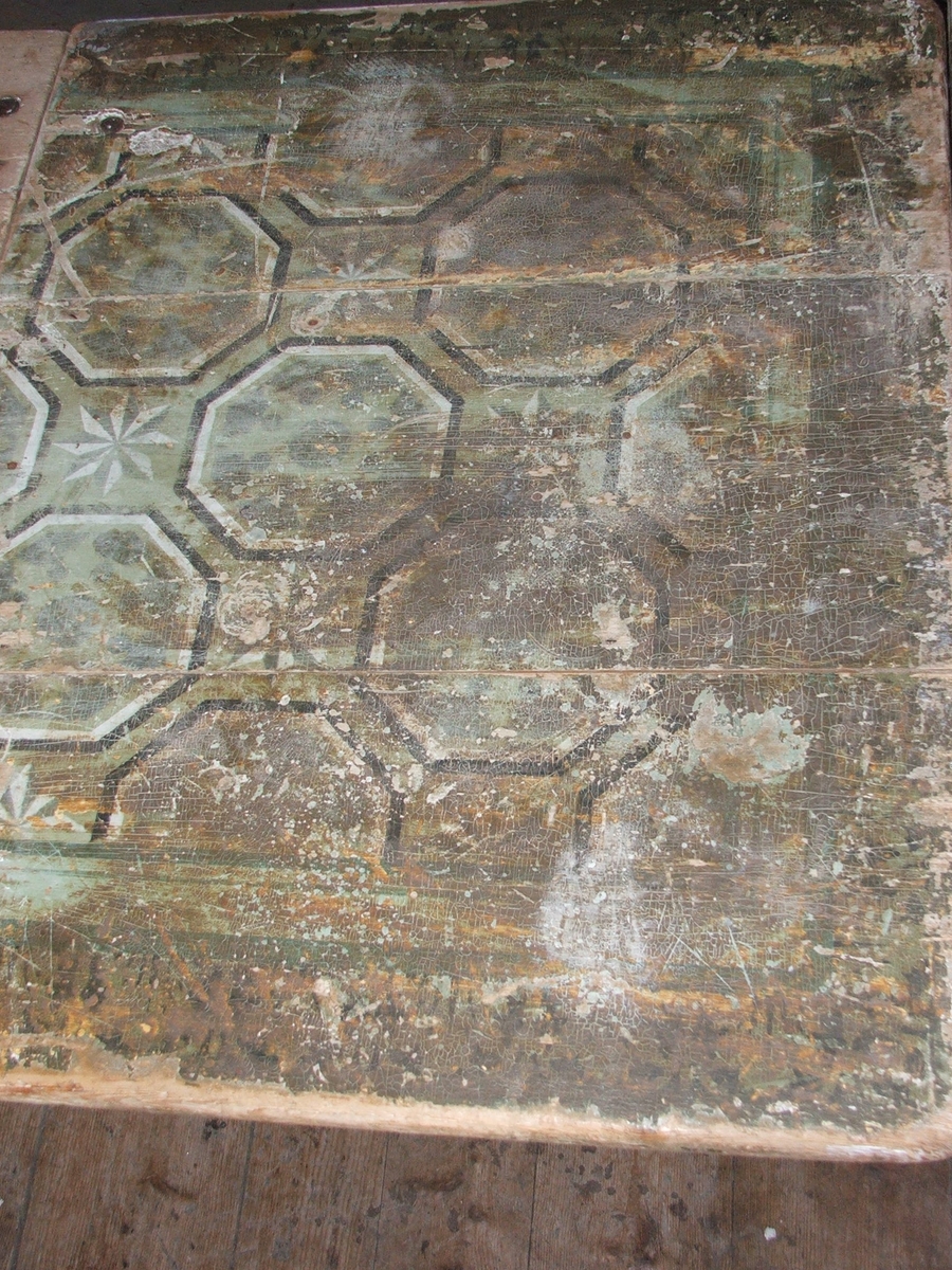 Langbordet består av to planker i bordflata, og tre planker i klaffen. Klaffen er malt med sjablonger med stjernemotiv og åttekantet blomstermotiv. Bordet har en støtte av jern til å holde klaffen oppe. Understell av to vanger med kiler og en strekkfisk i mellom. Bordet har sarg. Det er to åpninger hvor det har vært skuffer.