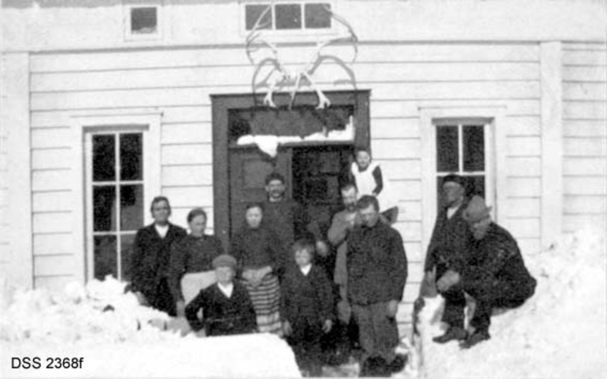 Haukeliseter fjellstue.  Seks vinteropptak, antakelig fra tida like før 1900.  A. Våningshus i djupsnø, en panelt og kvitmalt bygning til høgre, en uthusbygning og et våningshus i drakestil til venstre for dette.  B.  Uthus og våningshus i drakestil, mann med hund foran drakestilhuset.  C.  Våningshus med drakestilpreg, der særlig en toetasjes fløy til høyre i bildet har lånt trekk fra stabbur og loft i Telemark og Numedal.  D. Panelt og kvitmalt våningshus i en etasje, men med rom på loftet.  Snøen står om lag midt på veggen på forsida av huset, nestet opp til raftet på baksida.  En mann bærer noe mot inngangen.  E.  Bryggerhusliknende bygning med torvtak.  En mann ved langveggen og en i døra.  F.  11 personer foran inngangen til den kvite bygningen på fjellstua. Reinsdyrgevir over døra. 