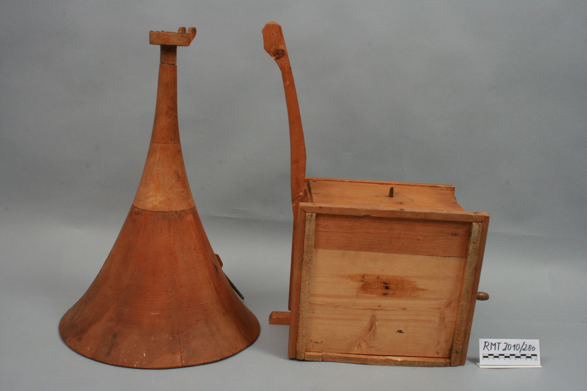 Hjemmelaget grammofon av pathéfon-type. 

Instrumentet består av tre deler som lett kan tas fra hverandre. Kasse med en arm, som holder trakten, platetallerken og trakt. Det er montert en sveiv på en siden av kassen. Hovedsaklig består instrumentet av tre, kassen av gran og trakten sansynlighvis av kirsebær. Overflaten er delvis ru og ujevn.
På platetallerken ligger es svart filt. Kassen er føyet sammen med skruer og spiker.

Membranen består av marieglas, som er en variasjon av krystallen gips.