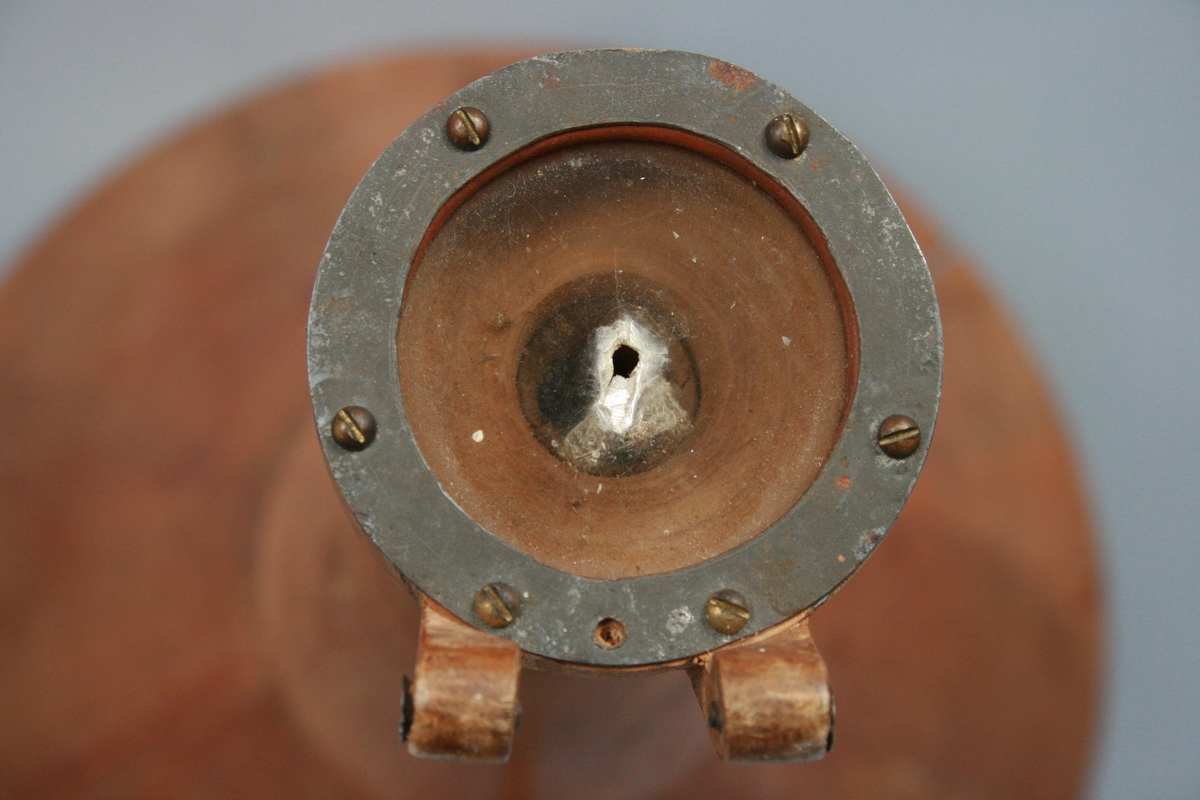 Hjemmelaget grammofon av pathéfon-type. 

Instrumentet består av tre deler som lett kan tas fra hverandre. Kasse med en arm, som holder trakten, platetallerken og trakt. Det er montert en sveiv på en siden av kassen. Hovedsaklig består instrumentet av tre, kassen av gran og trakten sansynlighvis av kirsebær. Overflaten er delvis ru og ujevn.
På platetallerken ligger es svart filt. Kassen er føyet sammen med skruer og spiker.

Membranen består av marieglas, som er en variasjon av krystallen gips.