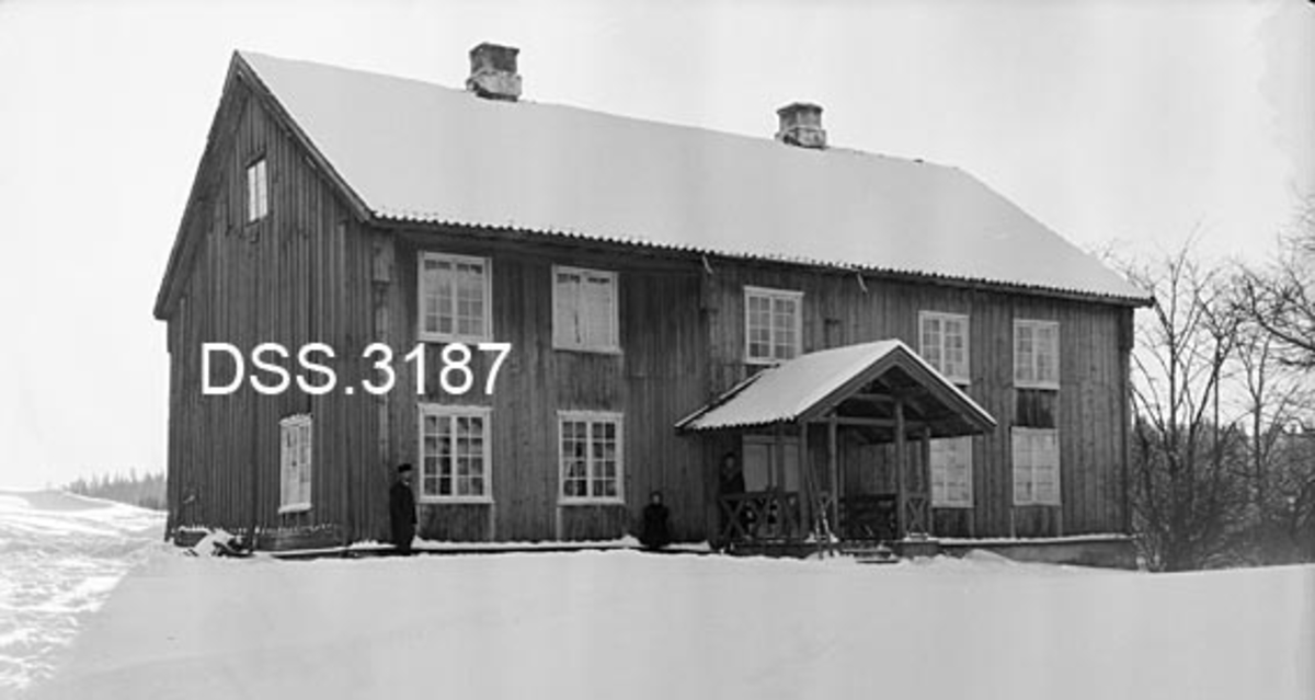 Våningshuset på garden Bøler i Enebakk. Fotografiet er tatt fra gardstunet. Det dreier seg om en toetasjes laftet bygning med utvendig bordkledning. Kledningen var malt, antakelig med rød farge. Hovedinngangen befant seg midt på fasaden, der det er ei dobbeltdør med en åpen veranda foran. Bygningen hadde krumtegl som taktekkinhsmateriale og to piper.  En mann og et barn stod ved husveggen, ei kvinne på verandaen da dette bildet ble tatt. Dette er et vinteropptak som skal være gjort i 1910.

En branntakstbeskrivekse av denne bygningen fra et tidligere tidspunkt - 1846 - finnes under fanen