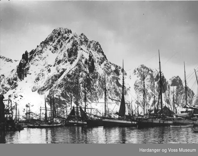 Jakter og fiskebåtar i Svolvær, med Svolværgeita i bakgrunnen