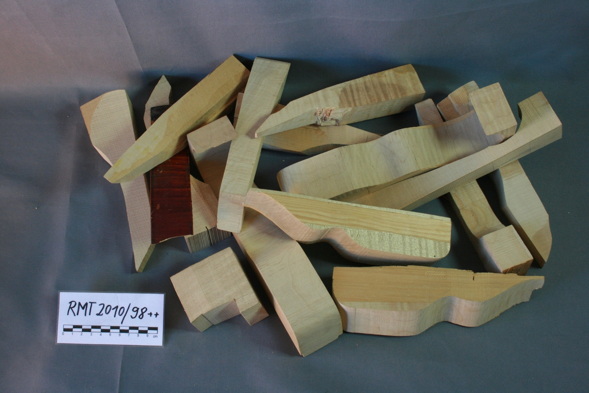 Cirka 100 deler. Behandlet og ubehandlet tre av gran, lønn/ahorn, mahogany(?), or med mer. (Diverse emner til instrument.)
