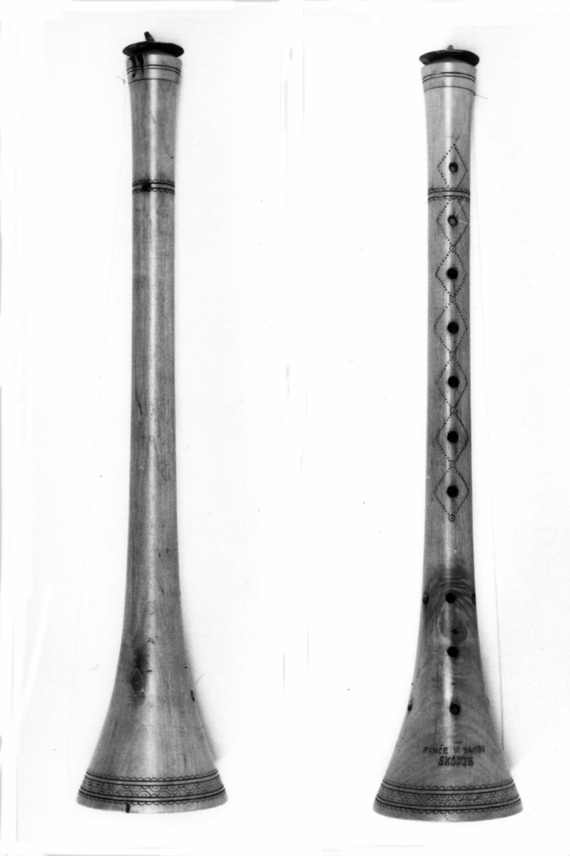 2 deler pluss munnstykke i metall. øvre del klesklypeform i fogen. Konisk boret, lyst tre (bjørk?). 7+1 fingerhull, 7 resonanshull ved klokkestykket. Øverst kring munnstykket, en tynn rund messingplate. Rørbladprinsippet.
Dekorasjoner skåret inn omkring lydhullene og nederst rundt randen. 