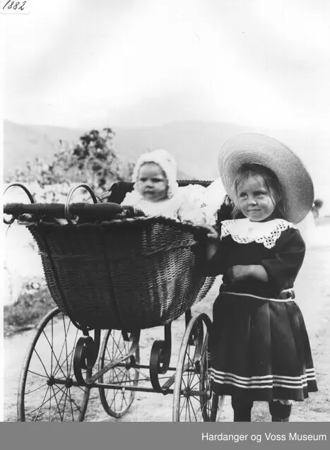 Barnevogn og to born