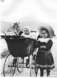 Barnevogn og to born