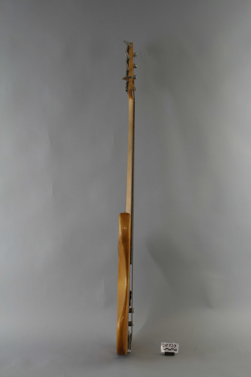 Korpus i lyst lakkert tre. Rødt plekterbrett. 20 tverrbånd på halsen. Volum- og bass/diskant (tone)- kontrollknapper. Split single-coil pickup. Skrue for reim på venstre sarg.