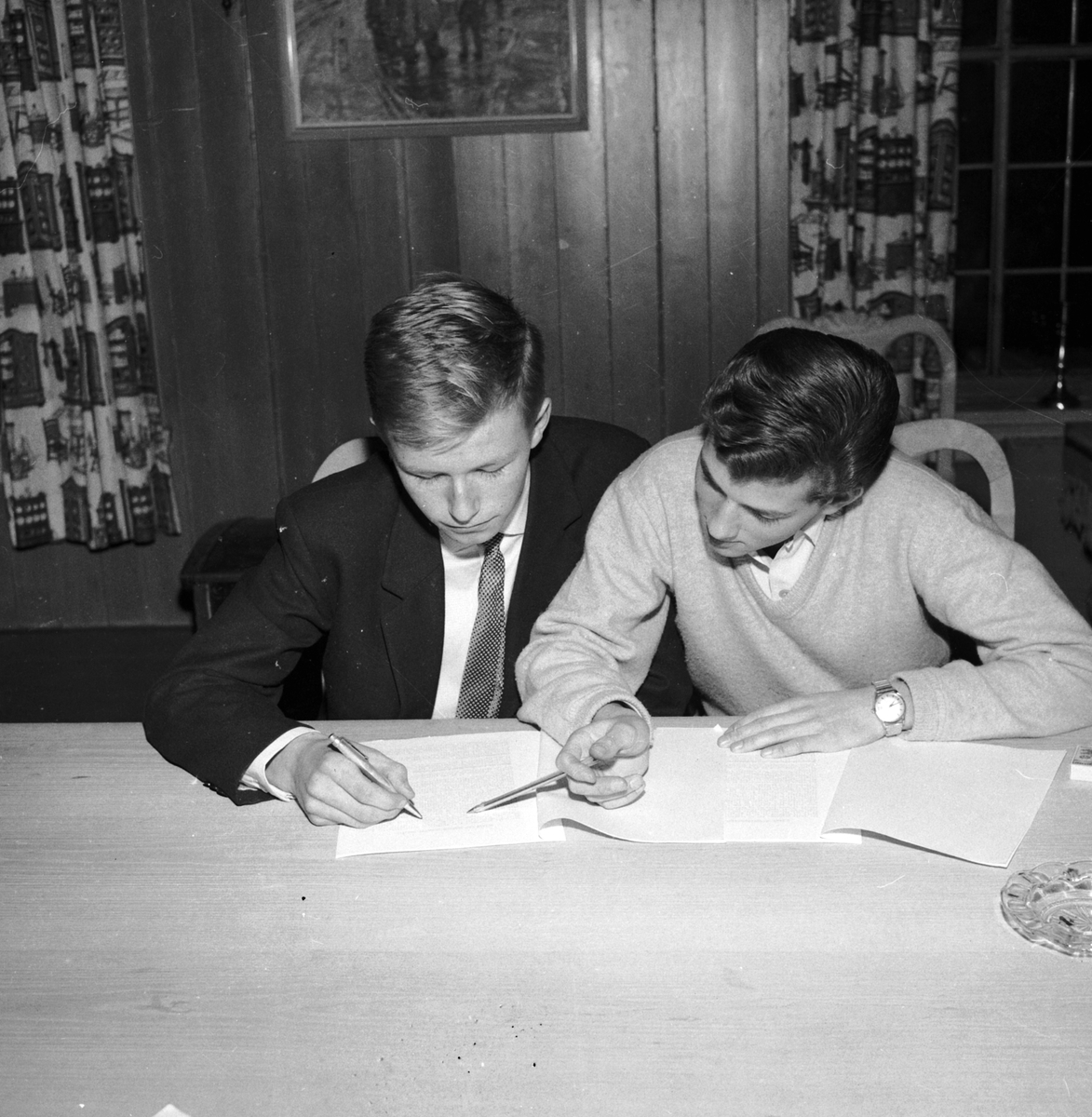 KARL TEXNES (T. V. ) OG TORMOD AAS. KURS I HAMAR UNGE HØIRE. (HS 22. NOVEMBER 1960). POLITIKK. STED: HOTELL ASTORIA KOMMUNE: HAMAR DATO:21. 11. 1960 FOTO:EGIL M. KRISTIANSEN 
