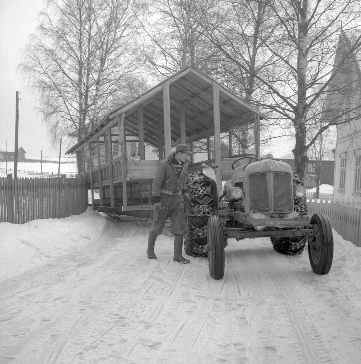 TRANSPORT AV MINKGÅRD VED ARNEBERG I ROMEDAL. MINKGÅRDEN SKAL FLYTTES TIL GUNNAR BLEHR I OTTESTAD. (HS 18. MARS 1960) STED: ROMEDAL KOMMUNE: STANGE DATO:18. 03. 1960 FOTO:EGIL M. KRISTIANSEN 