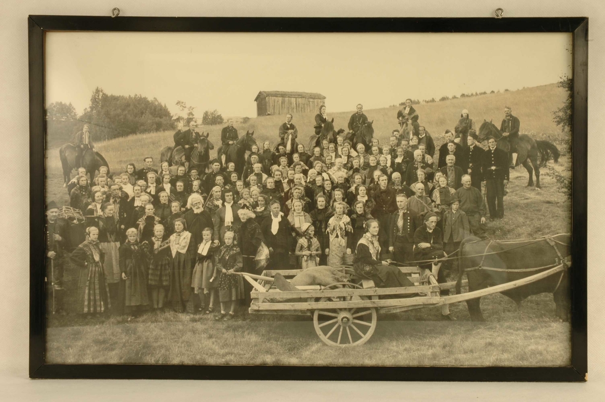 Oppstilt gruppebilde av personer som var med i det historiske opptoget i forbindelse med Bergmannsdagen i 1946.