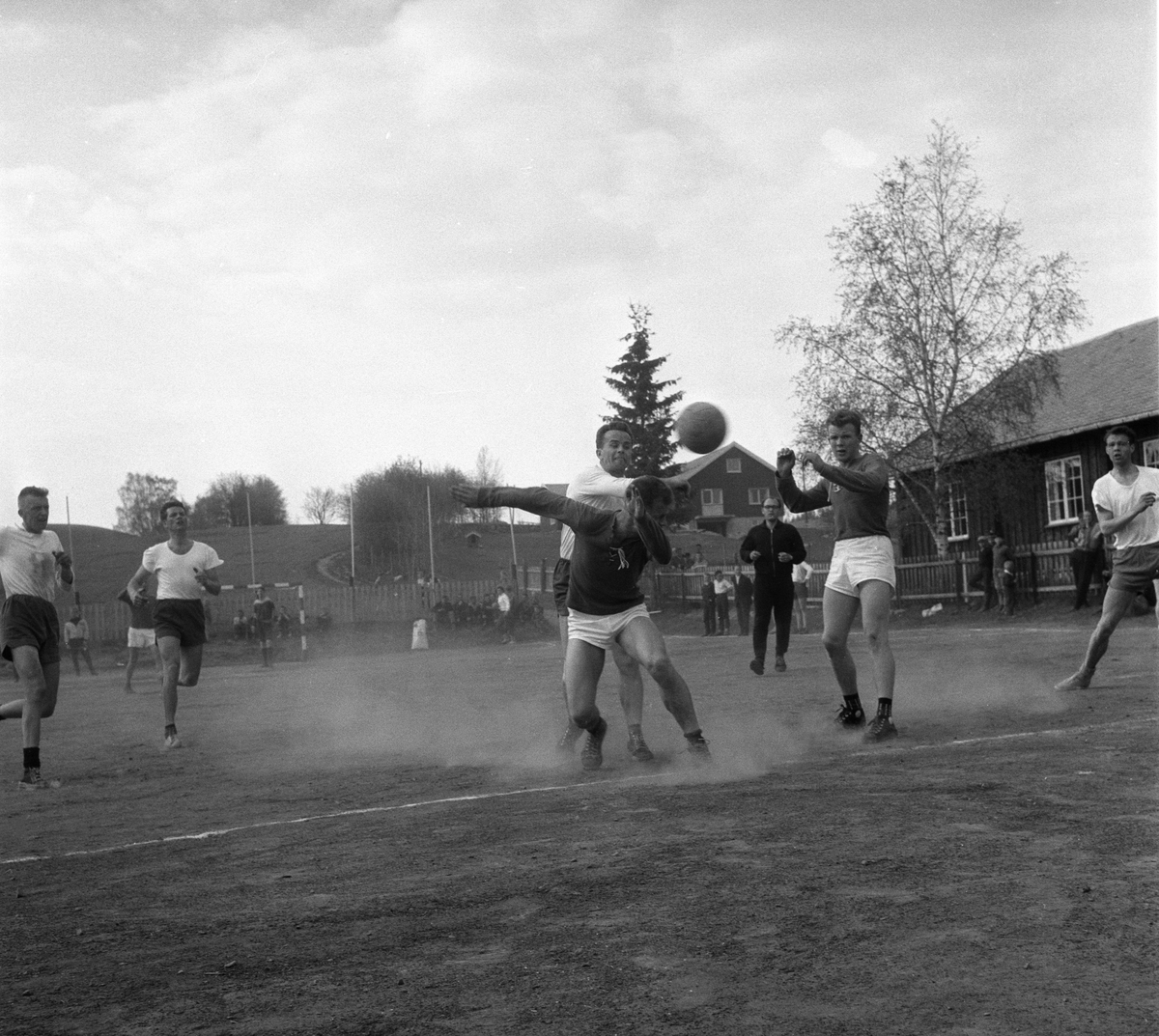 HÅNDBALLKAMP VELDRE - HAM-KAM. ODD SCHJERPEN (I MIDTEN I LYS TRØYE). ERIC ERICSSON (FORAN), LARS SMEDBAKKEN OG GEORG LARSEN T. H. (HS 16. MAI 1960). HÅNDBALL. STED: VELDRE. KOMMUNE: RINGSAKER. DATO:15. 05. 1960. FOTO:EGIL M. KRISTIANSEN 
 

