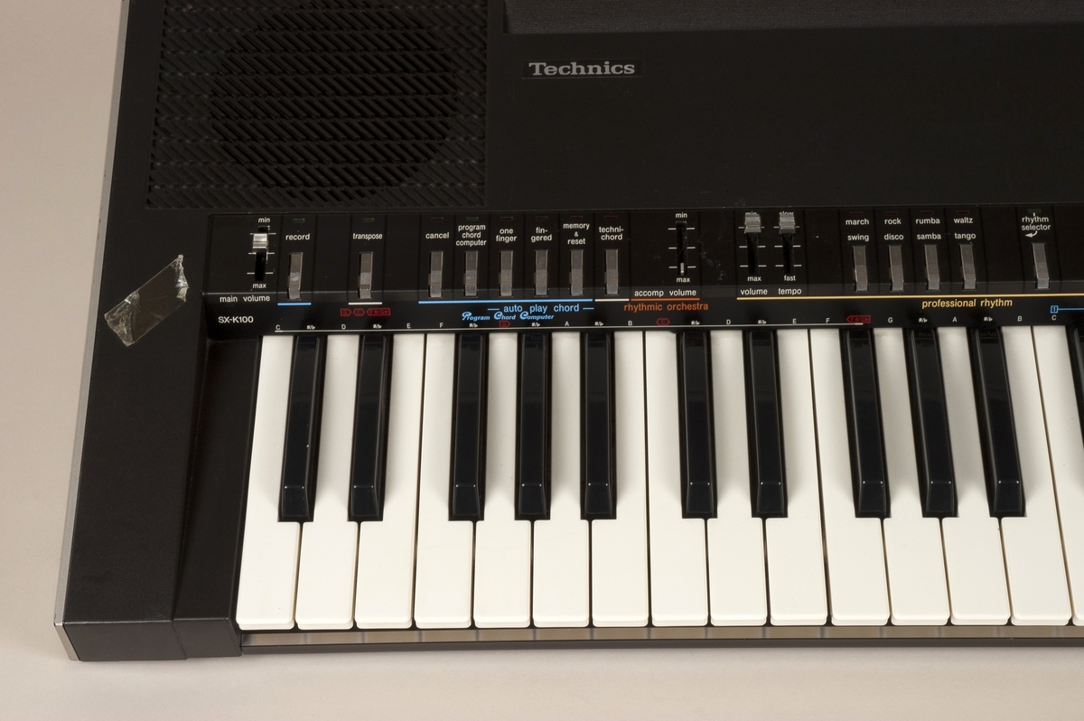 Synthesizer med omfang på fire oktaver, kontrollere i form av brytere og fadere.