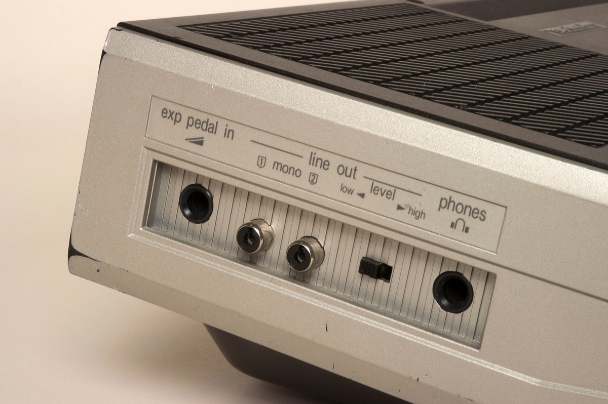Synthesizer med omfang på fire oktaver, kontrollere i form av brytere og fadere.