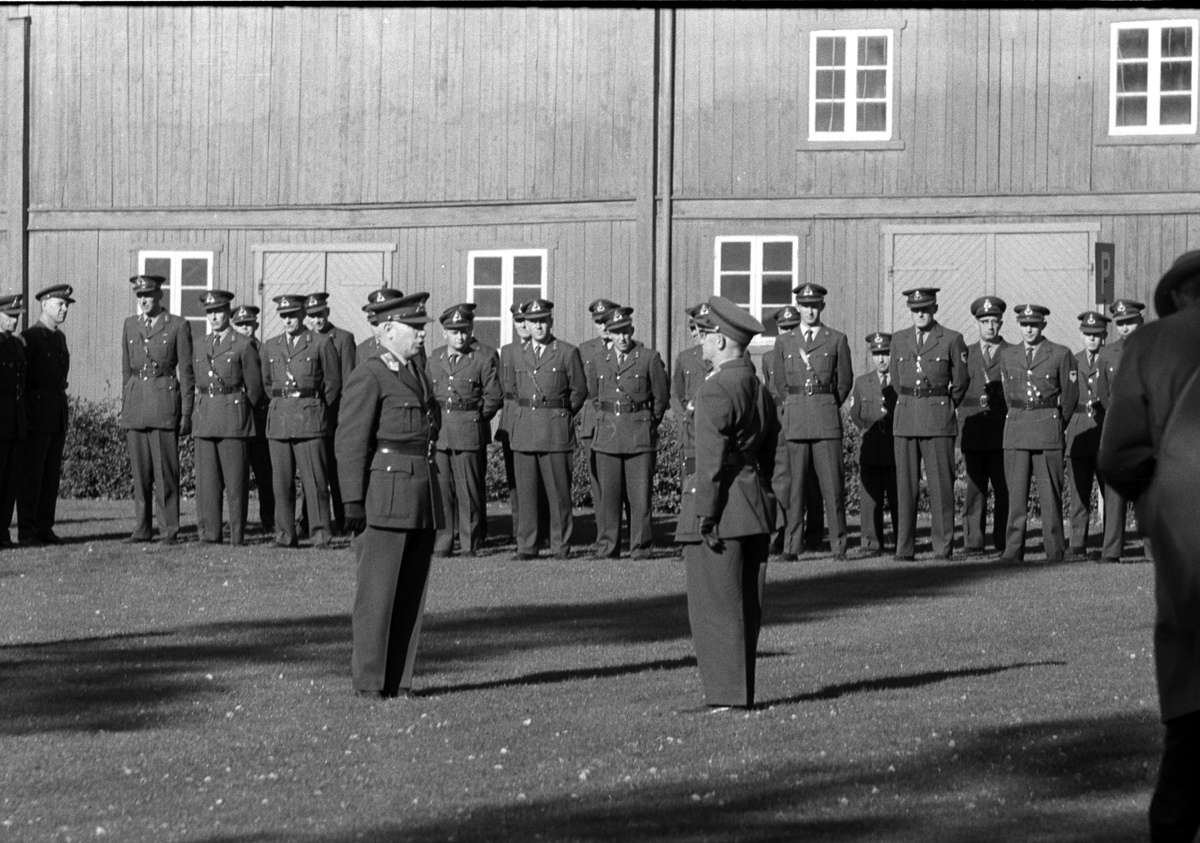 GENERAL ÅGE PRAN AVSLUTTER SIN TJENESTE SOM SJEF FOR DKØ OG TAR AVSKJED MED STABEN PÅ ÅKER GÅRD. PRAN HILSER DEN NYE SJEFEN, GENERALMAJOR JOHN HØGEVOLD STED: ÅKER. KOMMUNE: VANG. DATO:1964. FOTO:EGIL M. KRISTIANSEN 
 

