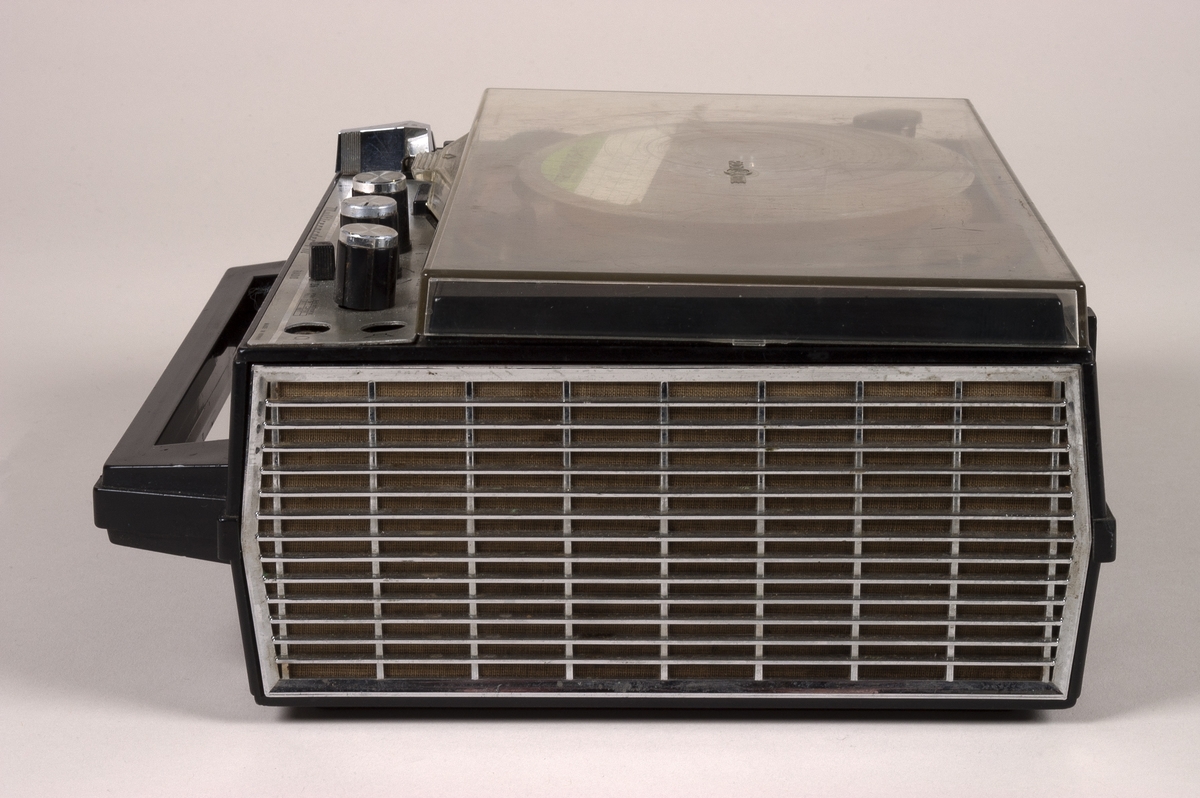 Transistorradio for FM-bånd og båndopptaker i kabinett av finer trukket i plast. Båndhastighet 1 7/8" og 3 3/4". Integrert SEAS-høyttaler. Utgang for ekstern høyttaler, inngang for mikrofon.