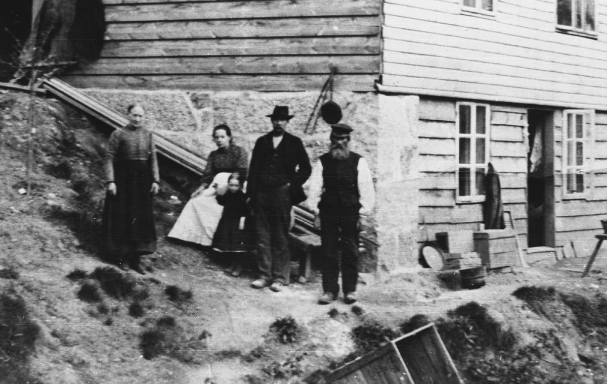 Fam. Skjeldås ved huset sitt i Tyssedal.